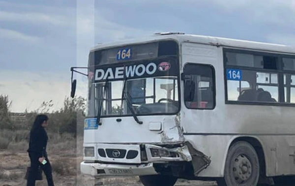Bakıda sərnişin avtobusu “Mercedes”lə toqquşdu - FOTO