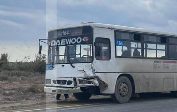 Bakıda sərnişin avtobusu “Mercedes”lə toqquşdu - FOTO