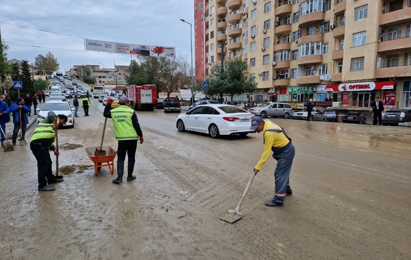 Yasamalda su borusu partlayan ərazidə küçələr yuyulur - FOTO