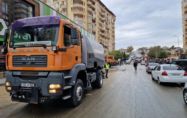 Yasamalda su borusu partlayan ərazidə küçələr yuyulur - FOTO