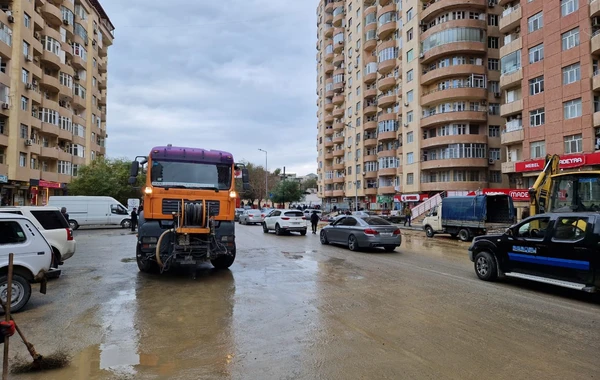 Yasamalda su borusu partlayan ərazidə küçələr yuyulur - FOTO