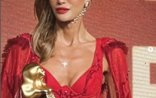 Çağla Şıkel: "İt kimi işləyirəm" - FOTO