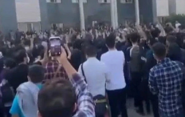 İranda tələbələr etiraz aksiyası keçirdilər: “Bu il qan ilidir, Xameneyi devrilməlidir” - VİDEO