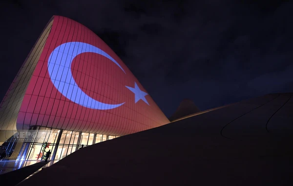 Heydər Əliyev Mərkəzi Türkiyə və Azərbaycan bayraqları ilə işıqlandırılıb - FOTO