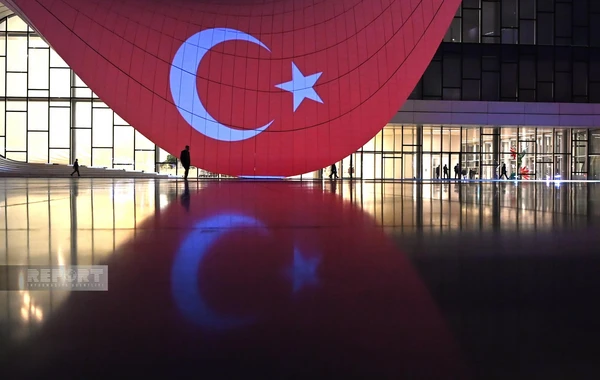Heydər Əliyev Mərkəzi Türkiyə və Azərbaycan bayraqları ilə işıqlandırılıb - FOTO