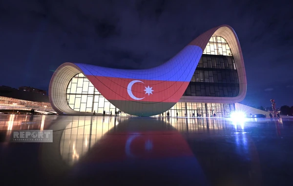 Heydər Əliyev Mərkəzi Türkiyə və Azərbaycan bayraqları ilə işıqlandırılıb - FOTO