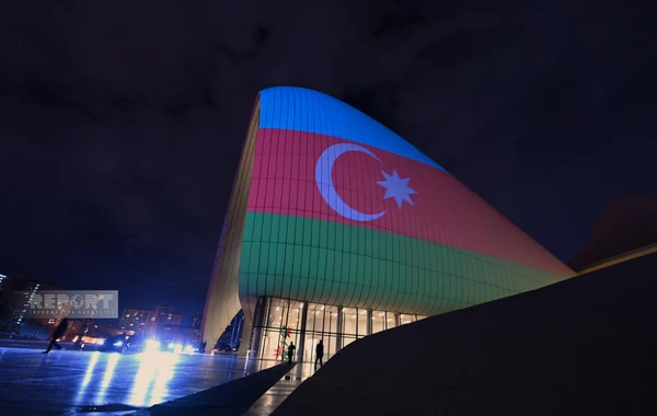 Heydər Əliyev Mərkəzi Türkiyə və Azərbaycan bayraqları ilə işıqlandırılıb - FOTO