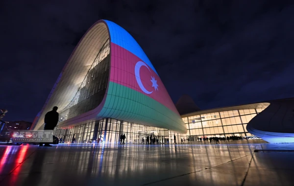 Heydər Əliyev Mərkəzi Türkiyə və Azərbaycan bayraqları ilə işıqlandırılıb - FOTO