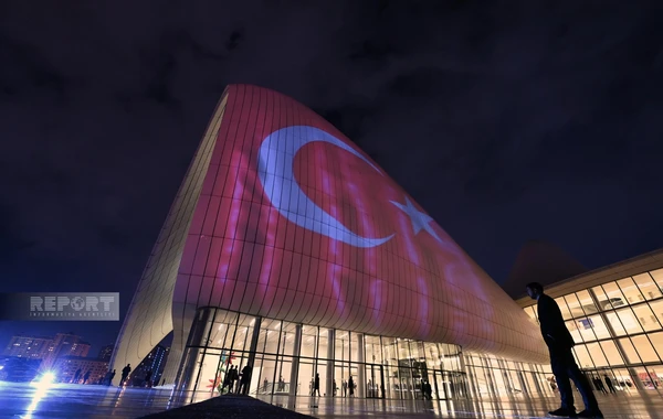 Heydər Əliyev Mərkəzi Türkiyə və Azərbaycan bayraqları ilə işıqlandırılıb - FOTO