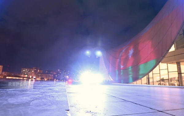 Heydər Əliyev Mərkəzi Türkiyə və Azərbaycan bayraqları ilə işıqlandırılıb - FOTO