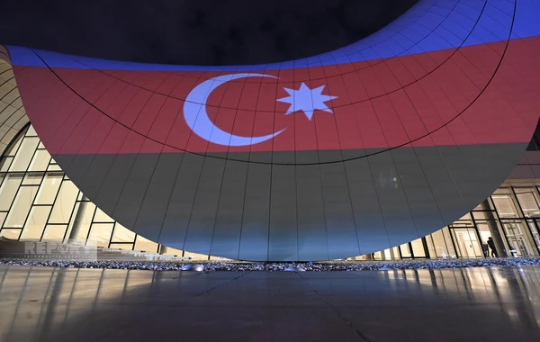 Heydər Əliyev Mərkəzi Türkiyə və Azərbaycan bayraqları ilə işıqlandırılıb - FOTO