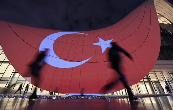 Heydər Əliyev Mərkəzi Türkiyə və Azərbaycan bayraqları ilə işıqlandırılıb - FOTO