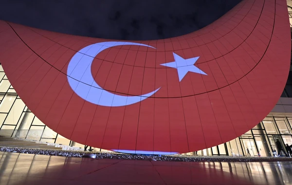 Heydər Əliyev Mərkəzi Türkiyə və Azərbaycan bayraqları ilə işıqlandırılıb - FOTO