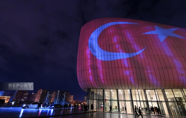 Heydər Əliyev Mərkəzi Türkiyə və Azərbaycan bayraqları ilə işıqlandırılıb - FOTO