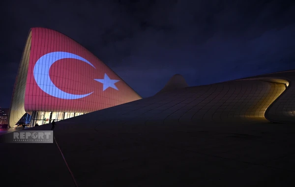 Heydər Əliyev Mərkəzi Türkiyə və Azərbaycan bayraqları ilə işıqlandırılıb - FOTO