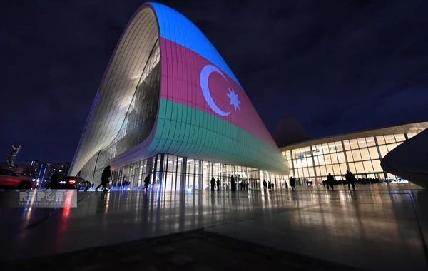 Heydər Əliyev Mərkəzi Türkiyə və Azərbaycan bayraqları ilə işıqlandırılıb - FOTO