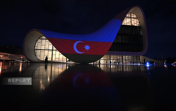 Heydər Əliyev Mərkəzi Türkiyə və Azərbaycan bayraqları ilə işıqlandırılıb - FOTO