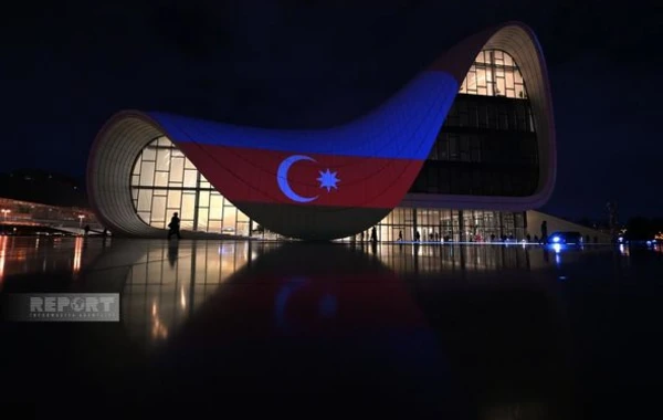 Центр Гейдара Алиева в Баку окрасился в цвета флага Турции - ФОТО