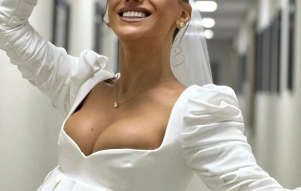 Röya geyimi ilə diqqət mərkəzində - FOTO