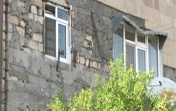 Göyçayın mərkəzində binanın fasadının daşları yerə tökülür: sakinlər təhlükə ilə üzləşib - FOTO