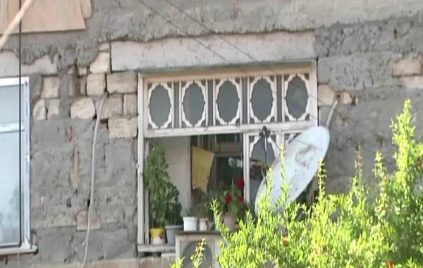 Göyçayın mərkəzində binanın fasadının daşları yerə tökülür: sakinlər təhlükə ilə üzləşib - FOTO