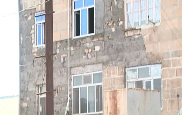 Göyçayın mərkəzində binanın fasadının daşları yerə tökülür: sakinlər təhlükə ilə üzləşib - FOTO