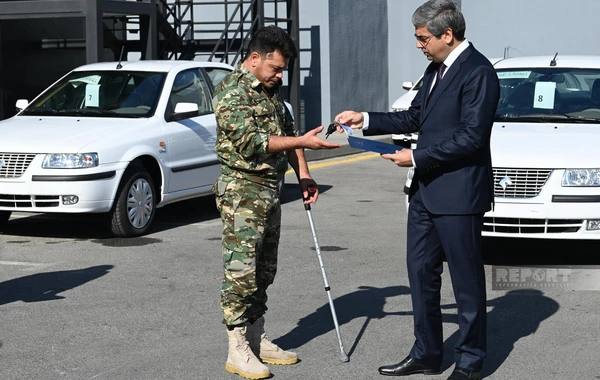 Müharibə əlillərinə daha 20 avtomobil təqdim olunub - FOTO