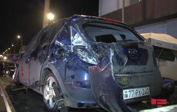 В Баку эвакуатор опрокинул грузовик на пешехода - ВИДЕО