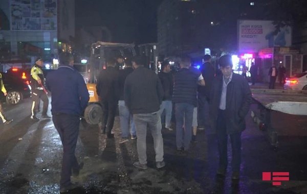 В Баку эвакуатор опрокинул грузовик на пешехода - ВИДЕО