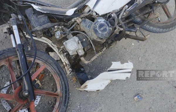 Minik avtomobili ilə motosiklet toqquşub: Xəsarət alan var - FOTO