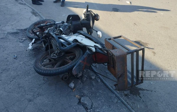 Minik avtomobili ilə motosiklet toqquşub: Xəsarət alan var - FOTO