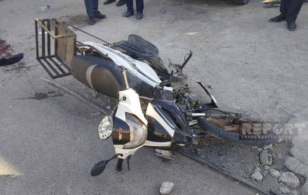 Minik avtomobili ilə motosiklet toqquşub: Xəsarət alan var - FOTO