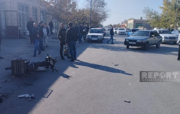 Minik avtomobili ilə motosiklet toqquşub: Xəsarət alan var - FOTO