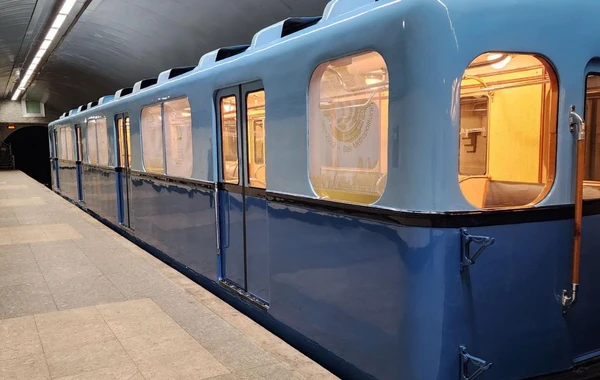 В праздничные дни в бакинском метро выставляются ретро-вагоны - ФОТО