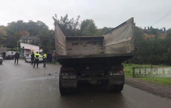 "KamAZ" minik avtomobili ilə toqquşub: Yaralılar var - FOTO