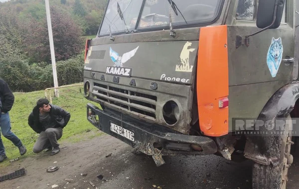 "KamAZ" minik avtomobili ilə toqquşub: Yaralılar var - FOTO