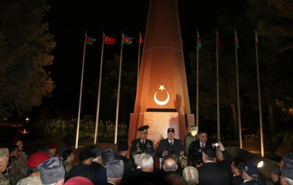 Zəfər Günü ərəfəsində türkiyəli qazilər Bakıya səfər edib - FOTO