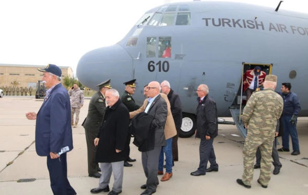 Zəfər Günü ərəfəsində türkiyəli qazilər Bakıya səfər edib - FOTO