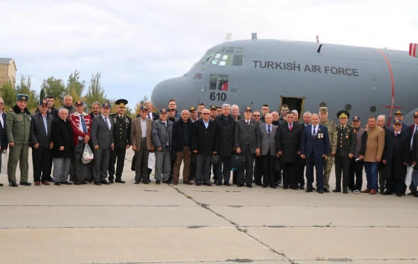 Zəfər Günü ərəfəsində türkiyəli qazilər Bakıya səfər edib - FOTO