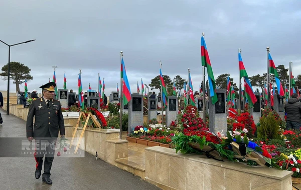 Офицерский состав Минобороны посетил вторую Аллею Шехидов в связи с Днем Победы