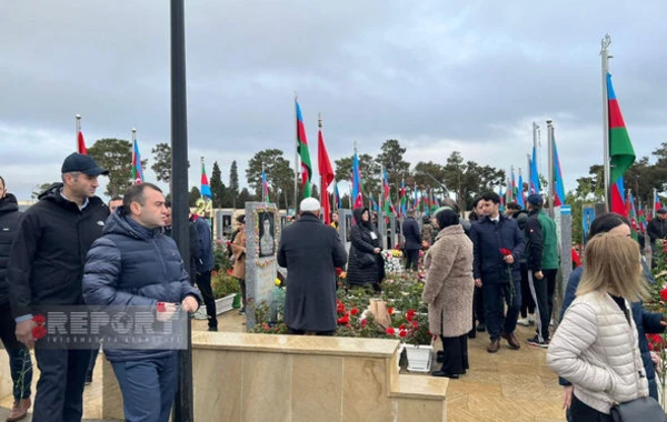 Zəfər Günündə İkinci Şəhidlər Xiyabanına insan axını başlayıb - FOTO - YENİLƏNİB