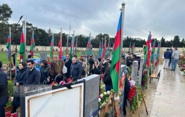 Zəfər Günündə İkinci Şəhidlər Xiyabanına insan axını başlayıb - FOTO - YENİLƏNİB
