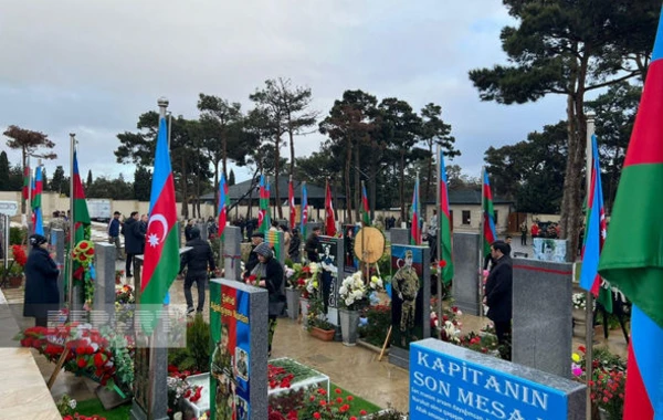 Zəfər Günündə İkinci Şəhidlər Xiyabanına insan axını başlayıb - FOTO - YENİLƏNİB