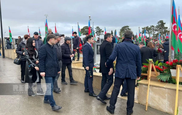 Граждане приходят почтить память шехидов на второй Аллее шехидов - ФОТО