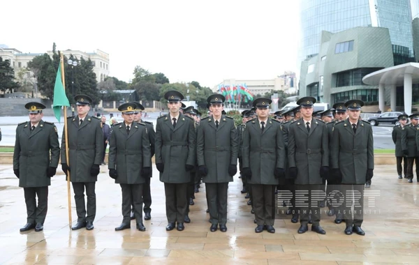 Hərbi orkestrin müşayiəti ilə Bakıda birinci istiqamət üzrə yürüş başa çatıb - YENİLƏNİB +FOTO/VİDEO