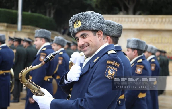 Hərbi orkestrin müşayiəti ilə Bakıda birinci istiqamət üzrə yürüş başa çatıb - YENİLƏNİB +FOTO/VİDEO