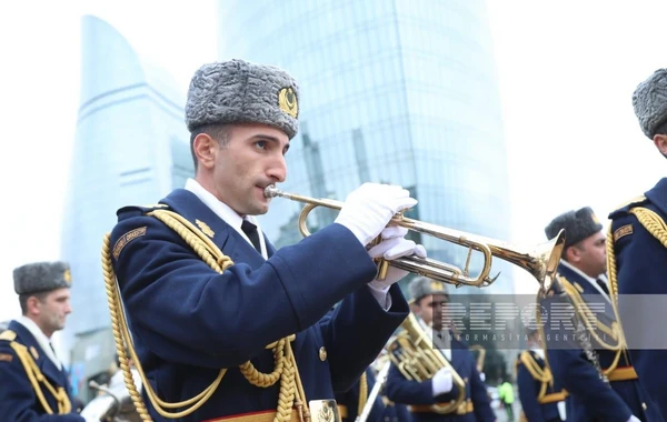 Hərbi orkestrin müşayiəti ilə Bakıda birinci istiqamət üzrə yürüş başa çatıb - YENİLƏNİB +FOTO/VİDEO
