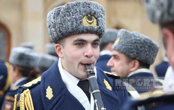 Hərbi orkestrin müşayiəti ilə Bakıda birinci istiqamət üzrə yürüş başa çatıb - YENİLƏNİB +FOTO/VİDEO