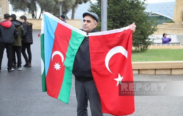 Hərbi orkestrin müşayiəti ilə Bakıda birinci istiqamət üzrə yürüş başa çatıb - YENİLƏNİB +FOTO/VİDEO