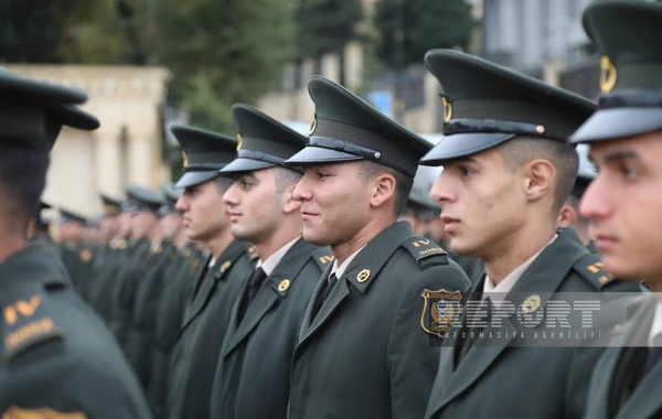 В Баку проходит Марш Победы в сопровождении военного оркестра - ФОТО